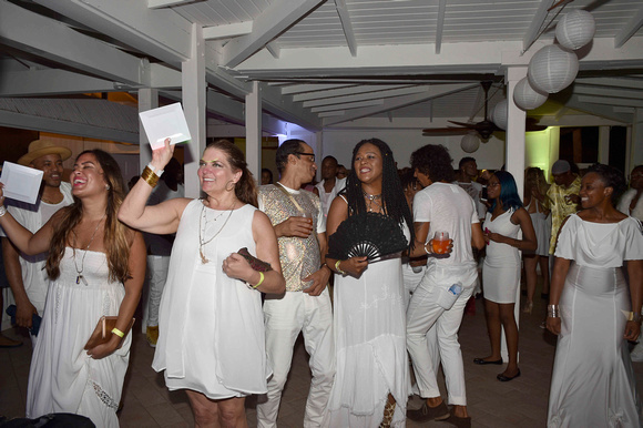 White & Gold party050